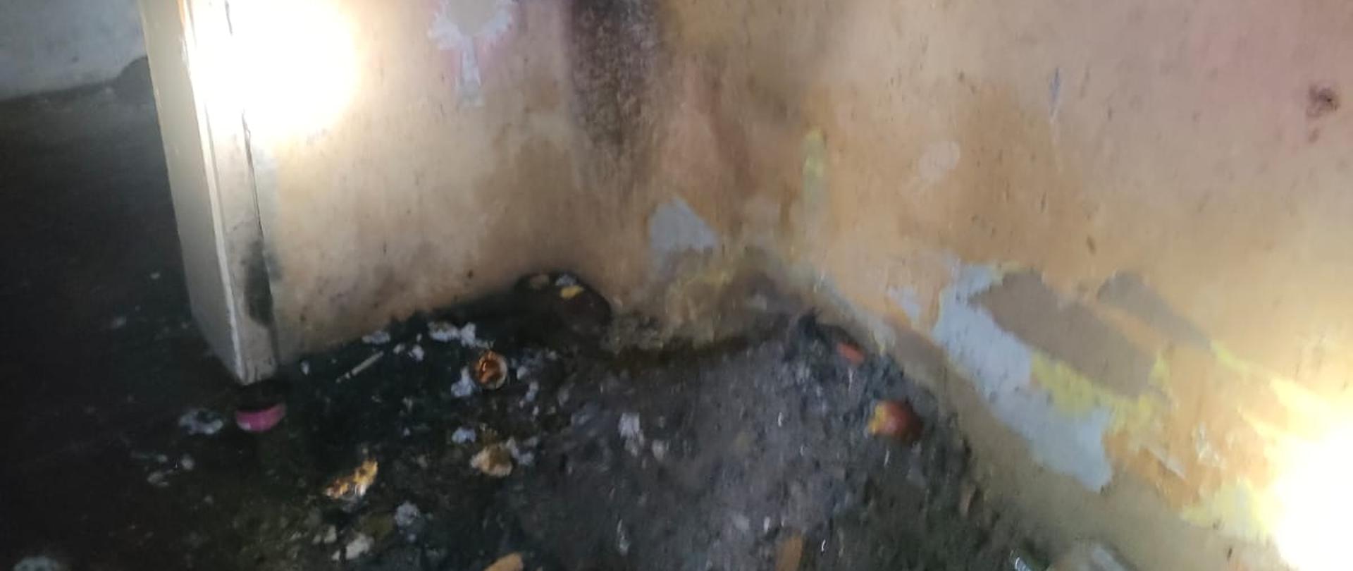Zdjęcie przedstawia spalone pomieszczenie