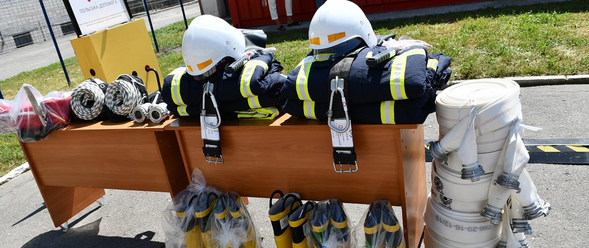 Uroczystość przekazania polskiej pomocy strażakom 