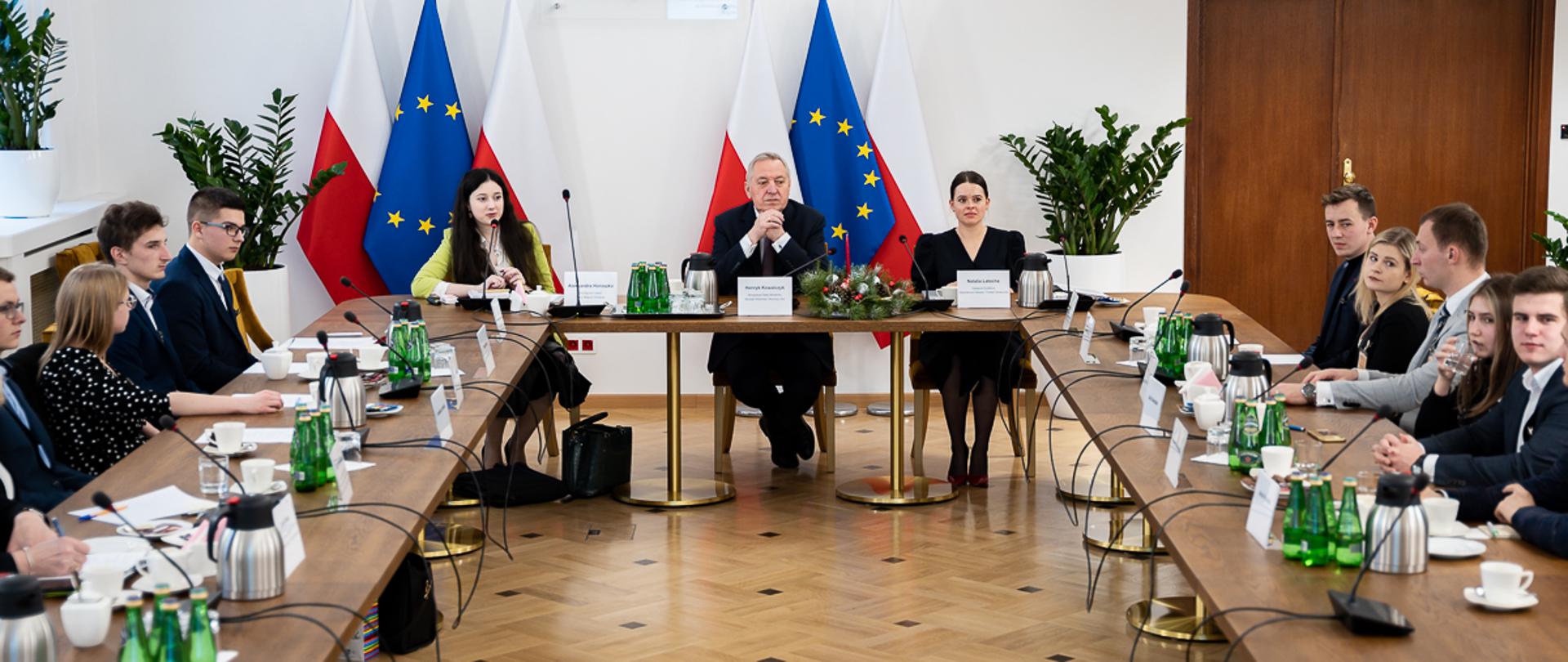 Po raz trzeci w Ministerstwie Rolnictwa i Rozwoju wsi odbyło się posiedzenie Rady Młodych Rolników. W spotkaniu uczestniczył także wicepremier, minister RiRW Henryk Kowalczyk