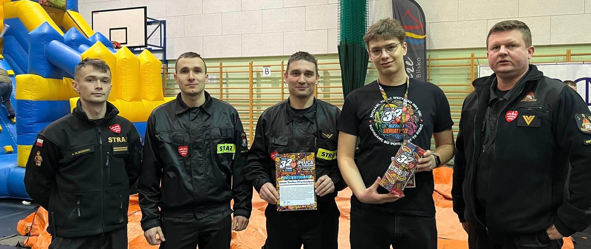 WOŚP Siemiatycze- prezentacja sprzętu przez funkcjonariuszy KP PSP w Siemiatyczach 