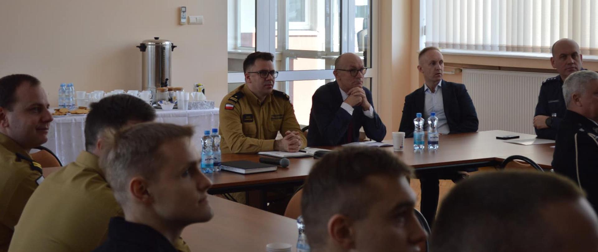 20 lutego 2025 roku w Sali konferencyjnej Starostwa Powiatowego w Wysokiem Mazowieckiem odbyła się odprawa roczna podsumowująca działalność jednostek ochrony przeciwpożarowej powiatu wysokomazowieckiego w 2024 roku. mł. bryg. Łukasz Chankowski i zaproszeni goście