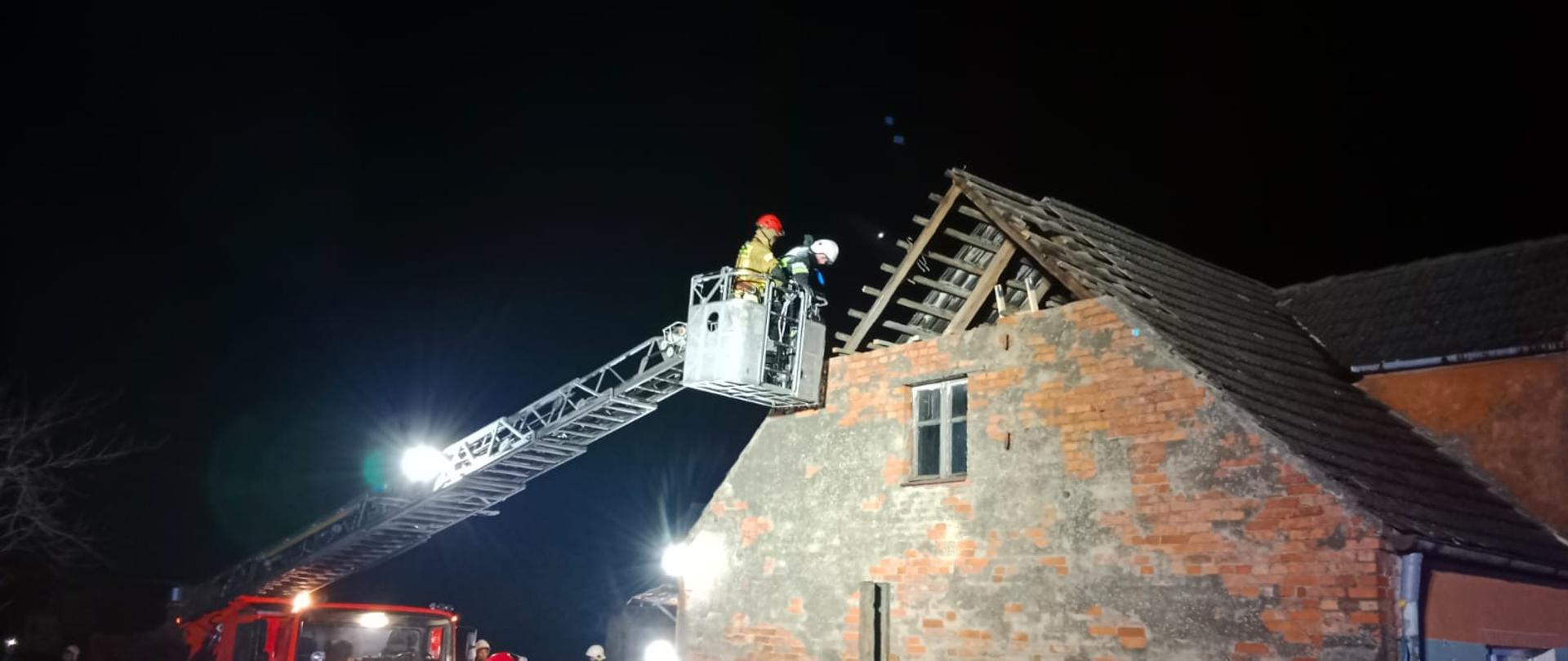 Na zdjęciu widnieją skutki wichur i orkanu Eunice. Jest noc, wietrznie. 