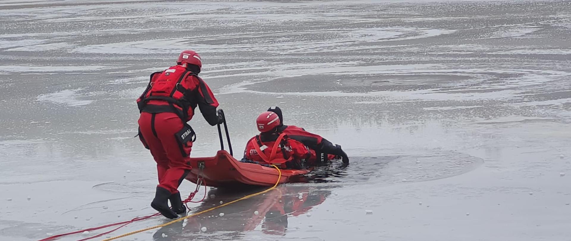 ćwiczenia na lodzie, podejmowanie z wody poszkodowanego przy użyciu deski lodowej