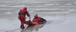 ćwiczenia na lodzie, podejmowanie z wody poszkodowanego przy użyciu deski lodowej