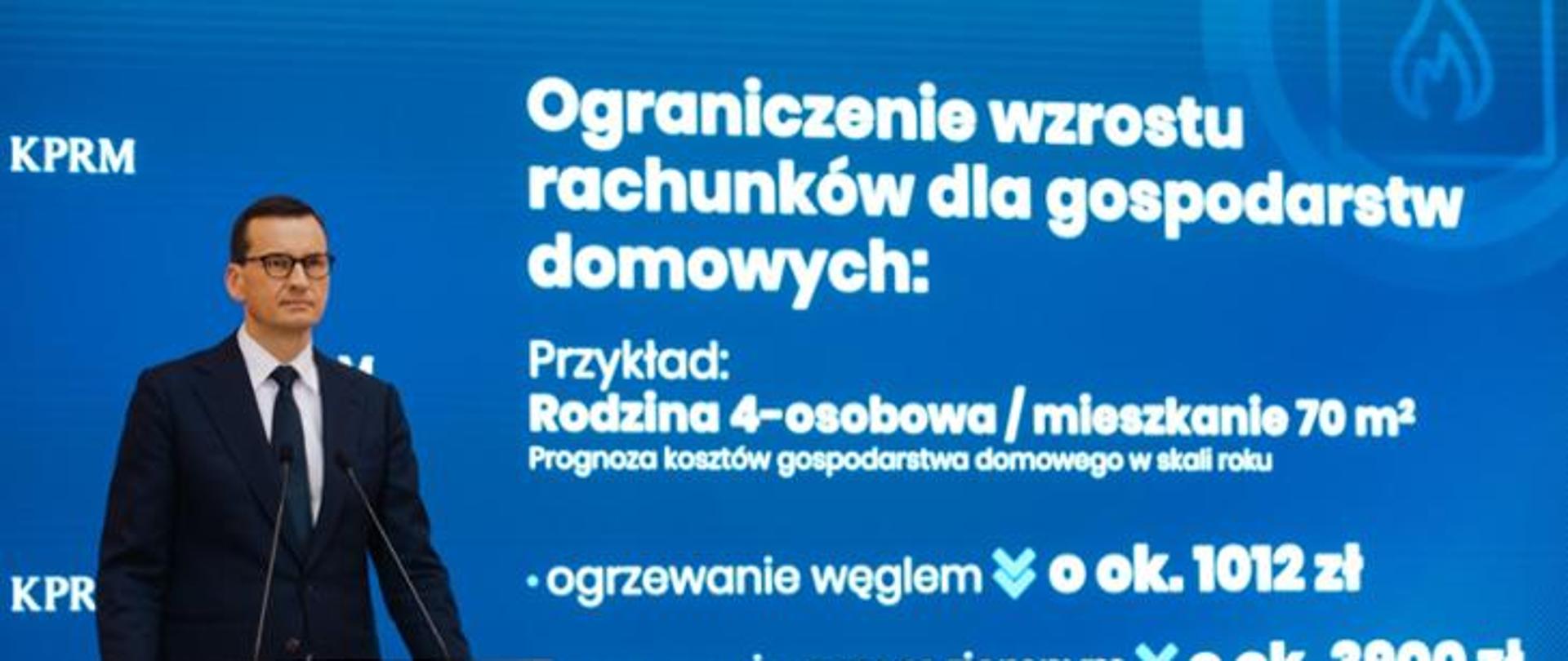 Jeden mężczyzna stojący przy mównicy i wypowiadający się 