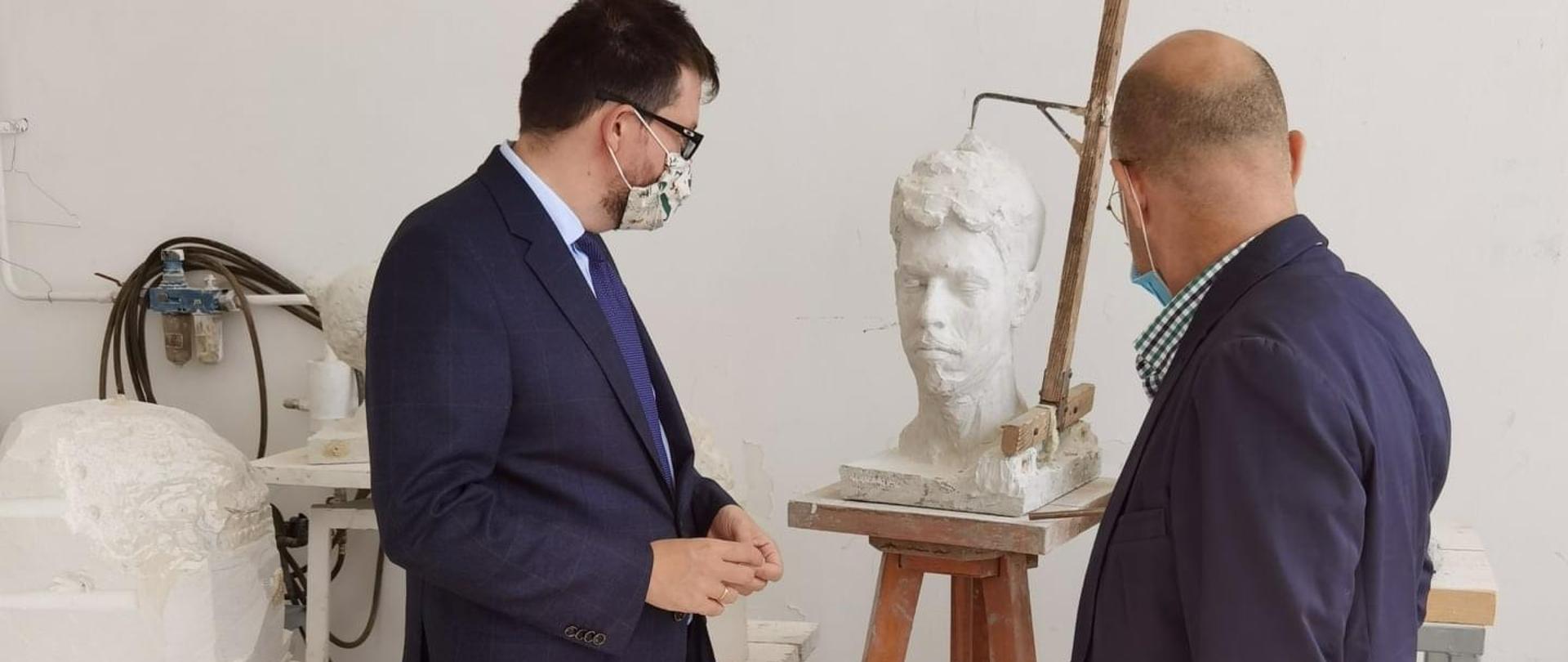 Saradnja poljskih i srpskih umetničkih krugova i univerziteta umetnosti bila je glavna tema razgovora ambasadora Republike Poljske sa upravom i predavačima beogradskog Fakulteta likovnih umetnosti (FLU) na sastanku održanom 2. oktobra 2020. godine.