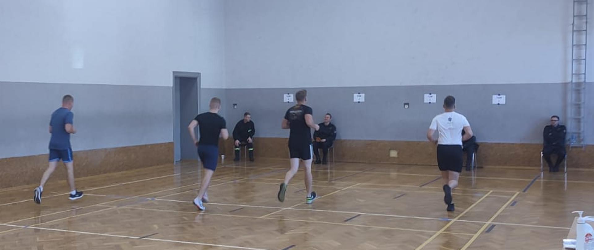 Kandydaci na strażaków w trakcie beep-testu na sali gimnastycznej