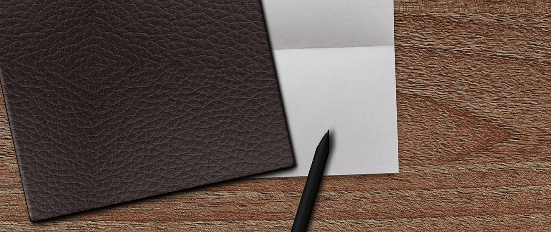 Na zdjęciu: teczka na dokumenty, kartka papieru oraz długopis