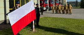 Strażacy z KP PSP w Pińczowie podczas uroczystej zmiany służby z okazji dnia Flagi Rzeczypospolitej Polskiej.