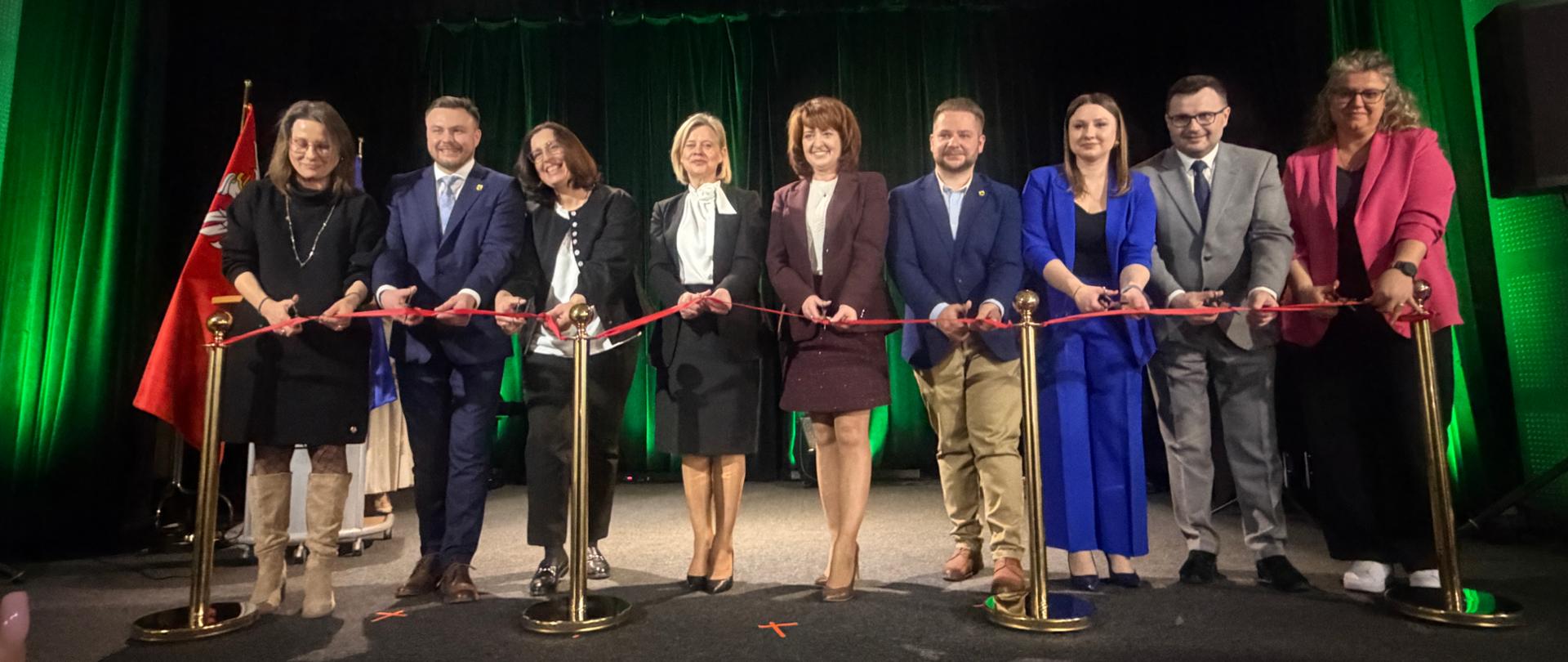 Na zdjęciach widać kobiety i mężczyzn