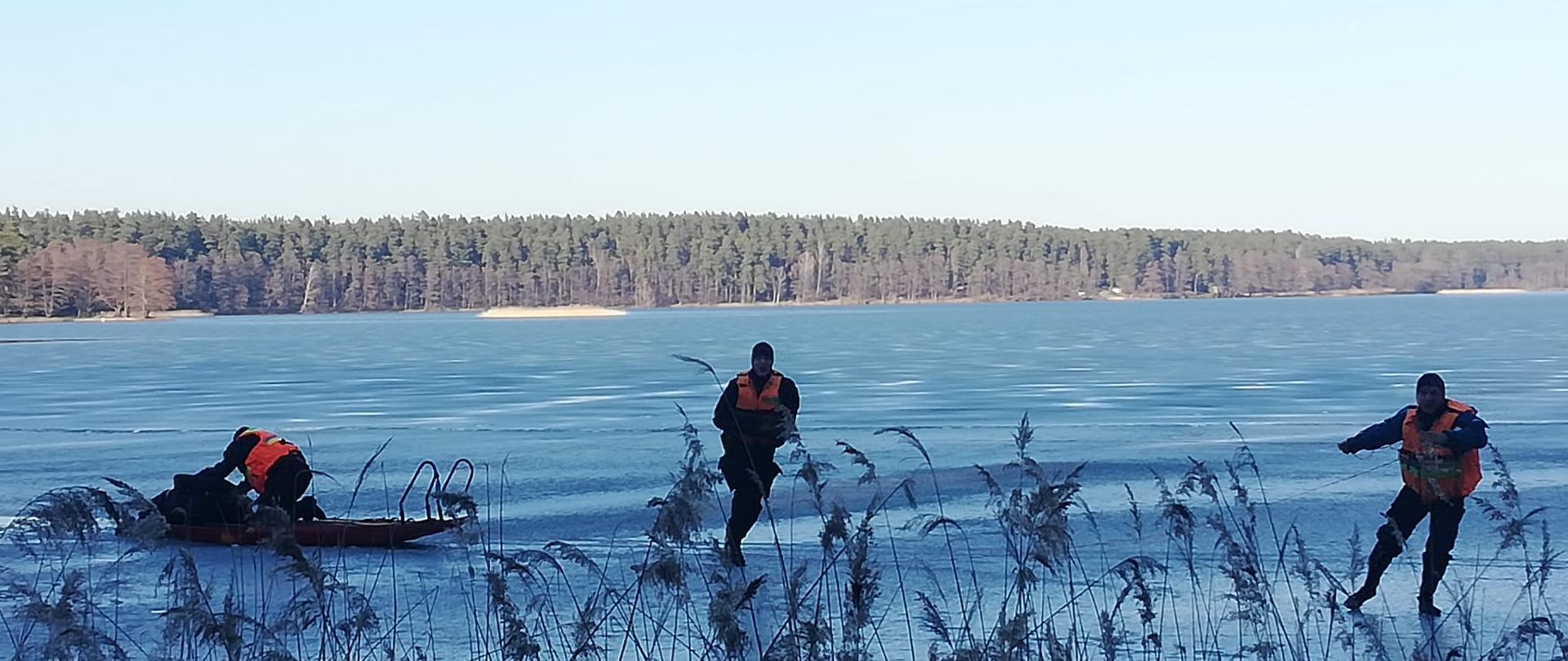 Na zdjęciu ratownicy transportujący poszkodowanego na saniach lodowych