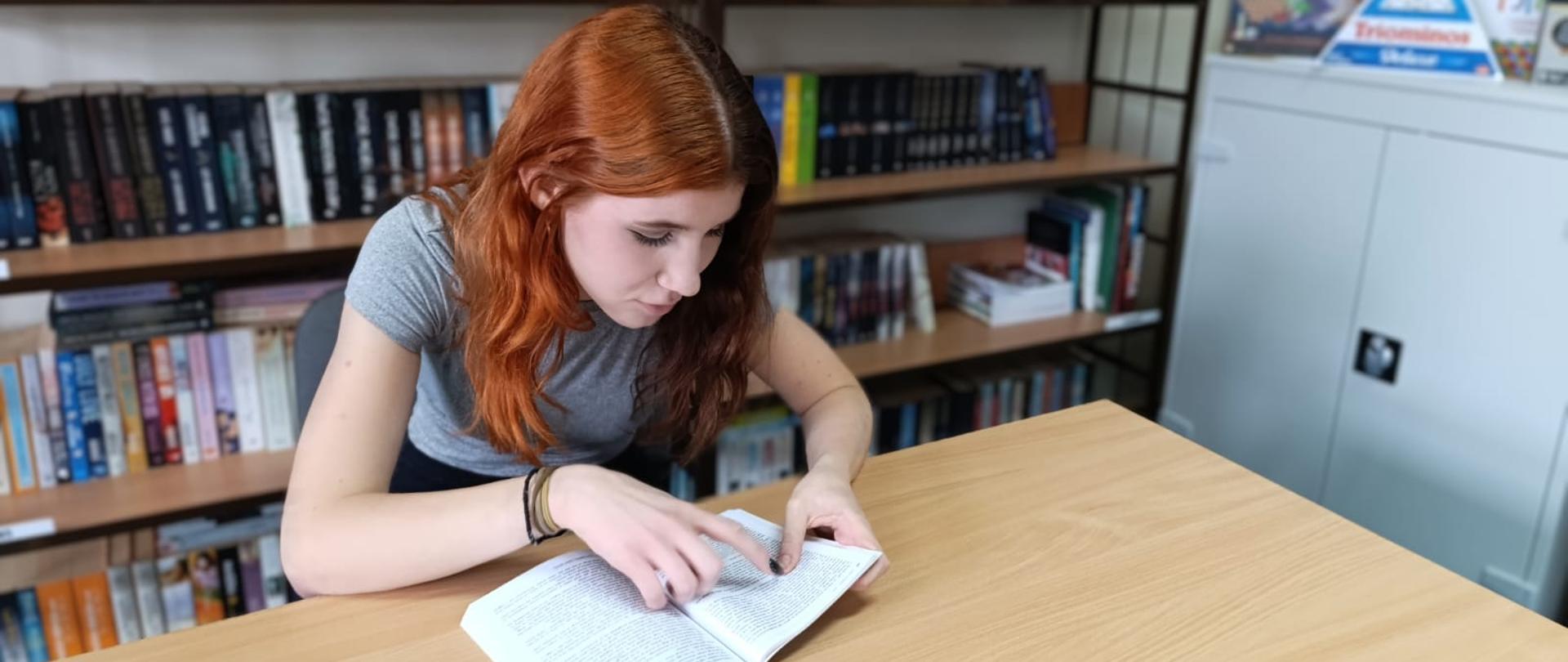 Uczennica prezentująca fragment ,,Ludzie bezdomni"