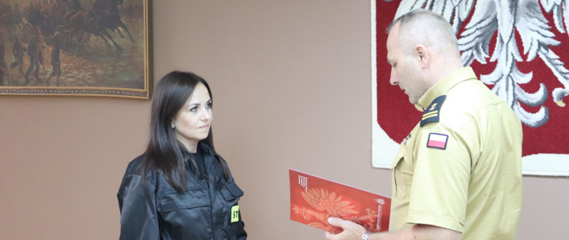 Składanie ślubowania str. Małgorzaty Maziarz na ręce komendanta powiatowego PSP w Stalowej Woli bryg. Szczepana Kozioł 