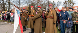 Prezentacja sztandaru przez żołnierzy, w tle grupa ludzi 