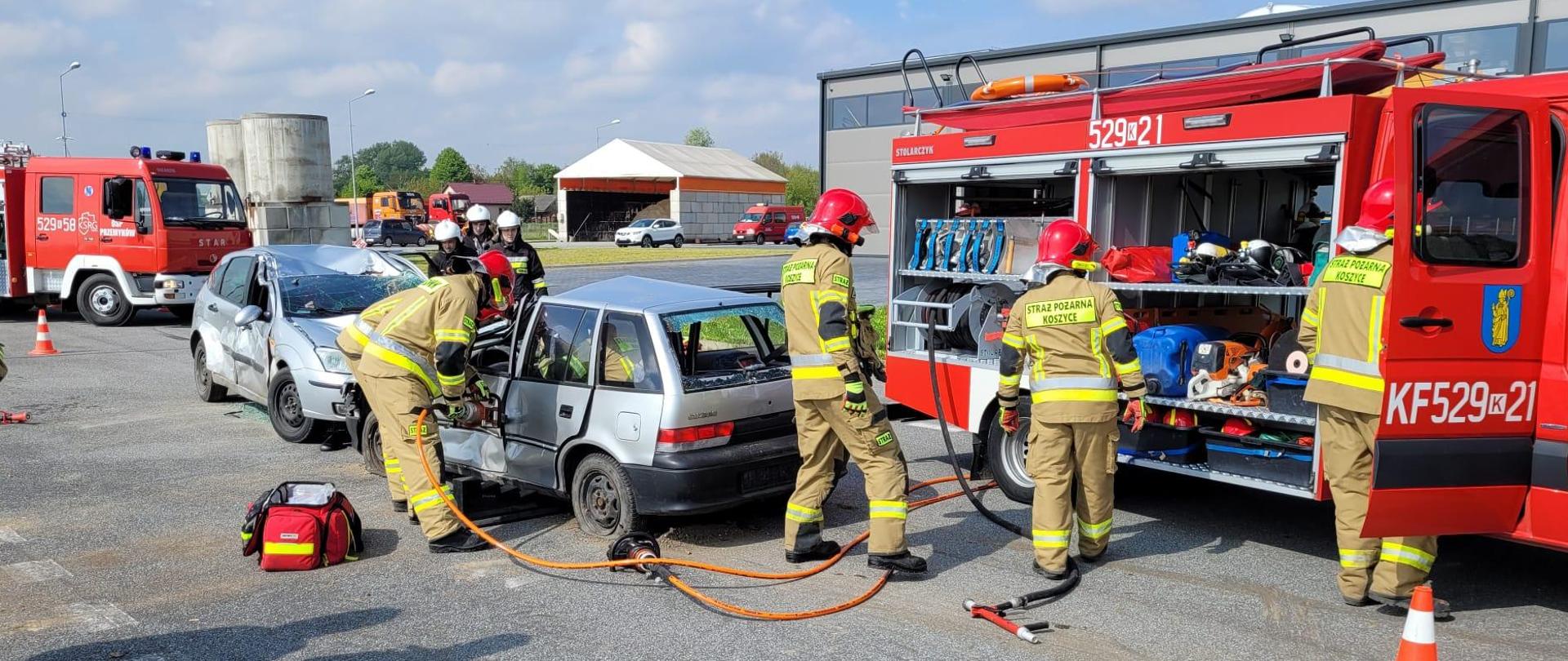 Działania strażaków przy wypadku drogowym