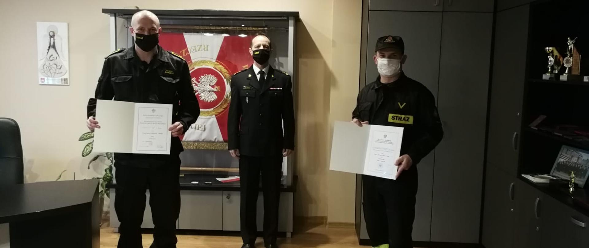 Zdjęcie przedstawia Zastępcę Komendanta Powiatowego PSP w Rypinie bryg. Andrzeja Góreckiego wraz z awansowanymi w gabinecie Komendanta