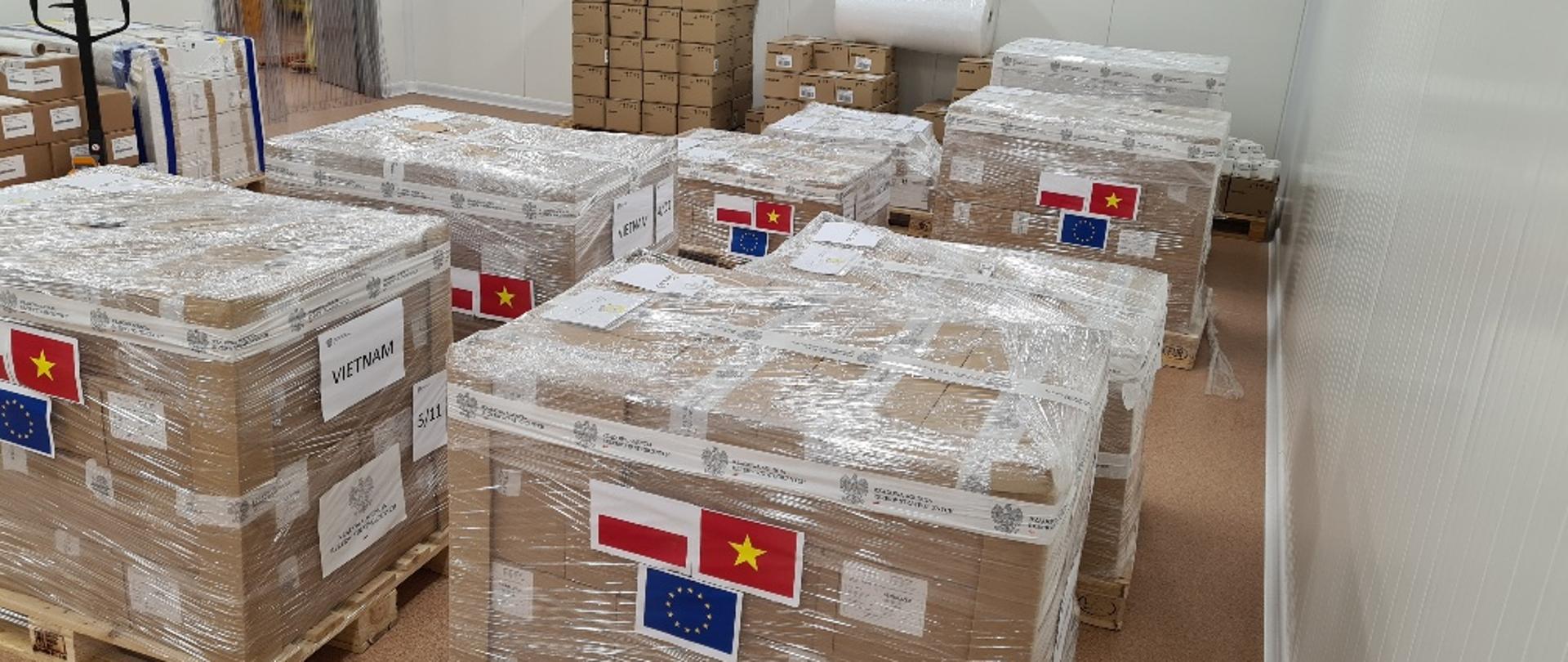 Zafoliowane, duże paczki z naklejkami flag Polski, Wietnamu i Unii Europejskiej