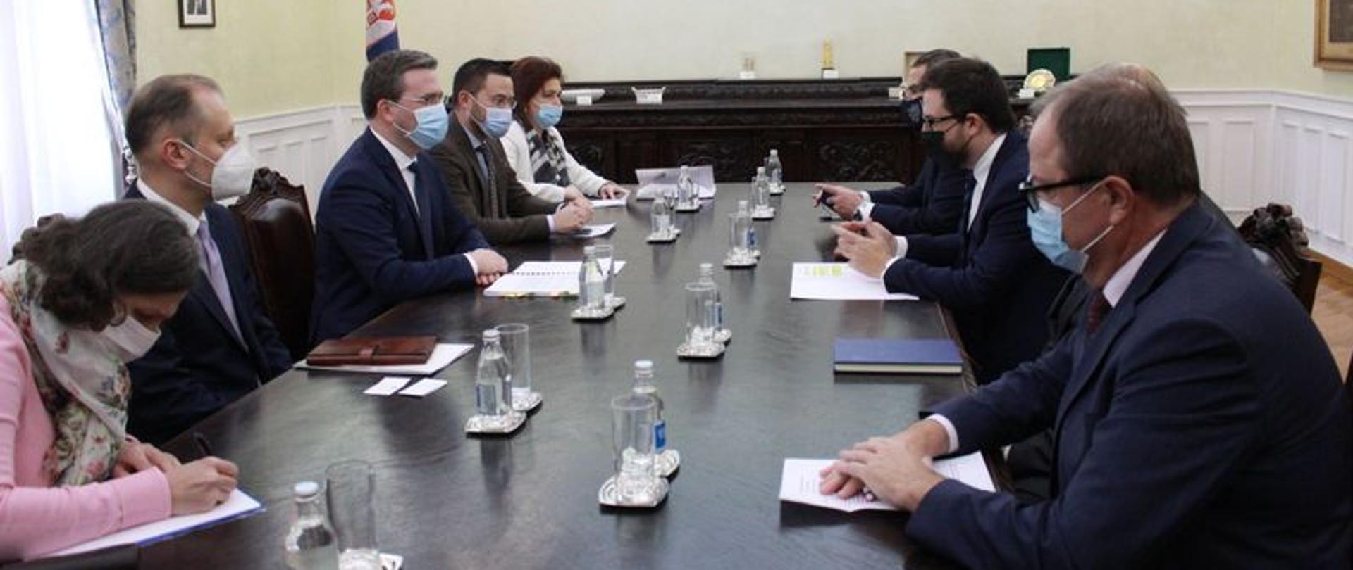 Współpraca państw Grupy Wyszehradzkiej z Serbią w zakresie integracji europejskiej i w procesie reform pro-europejskich, a także przyszłość Funduszu Bałkanów Zachodnich były głównymi tematami dyskusji przedstawicieli ambasad V4 z Ministrem Spraw Zagranicznych Nikolą Selakoviciem w dniu 22 grudnia br. 