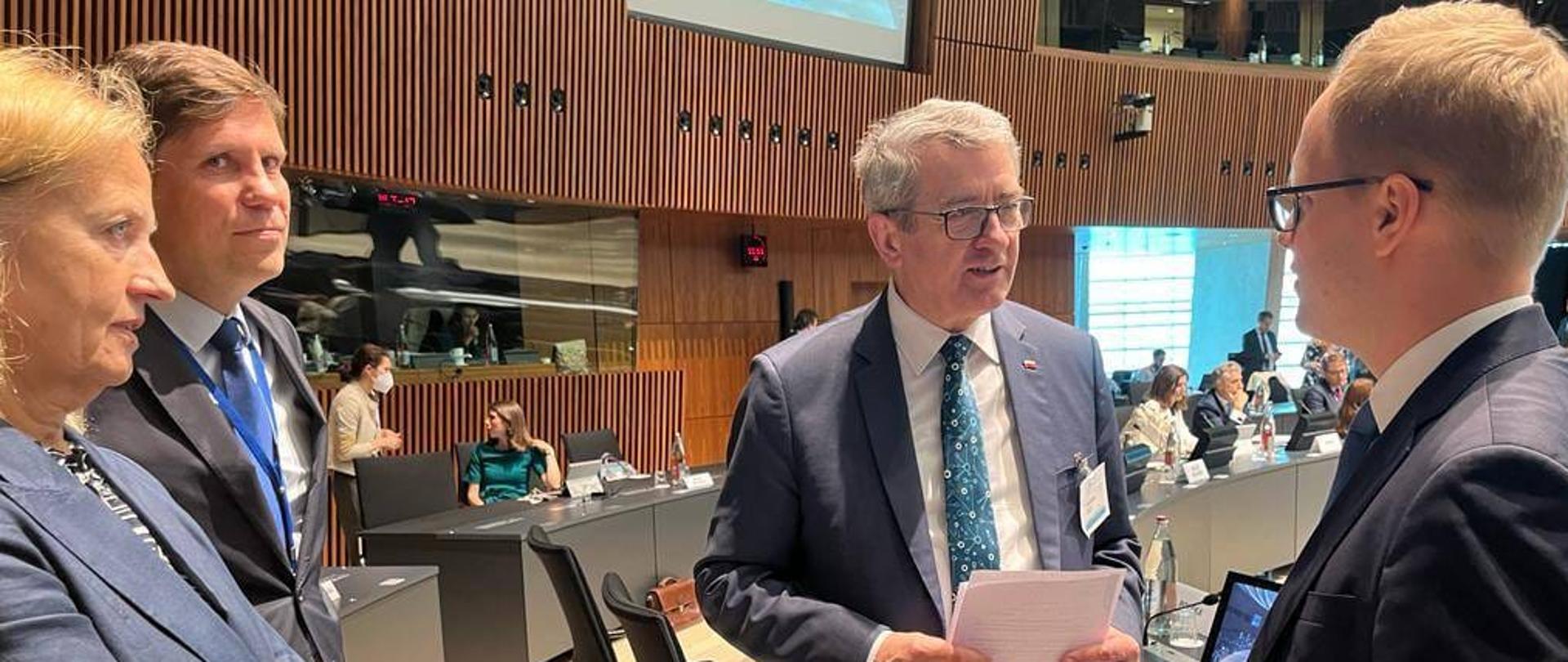 Wiceminister Wojciech Murdzek podczas posiedzenia rozmawia z innymi uczestnikami obrad