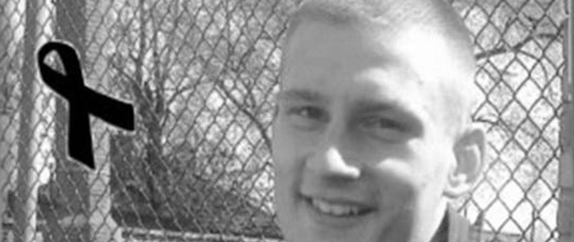 zdjecia młodego uśmiechniętego chłopaka