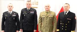 Zdjęcie pamiątkowe z wręczenia Odznaki Pamiątkowej Wojskowej Ochrony Przeciwpożarowej. Od lewej stoją: młodszy brygadier Paweł Gil - Komendant Powiatowy Państwowej Straży Pożarnej w Kartuzach , starszy brygadier Piotr Socha - Pomorski Komendant Wojewódzki Państwowej Straży Pożarnej, podpułkownik Grzegorz Gracz - Szef Delegatury Wojskowej Ochrony Przeciwpożarowej w Gdyni; komandor podporucznik Andrzej Skalski - przedstawiciel Delegatury Wojskowej Ochrony Przeciwpożarowej w Gdyni.