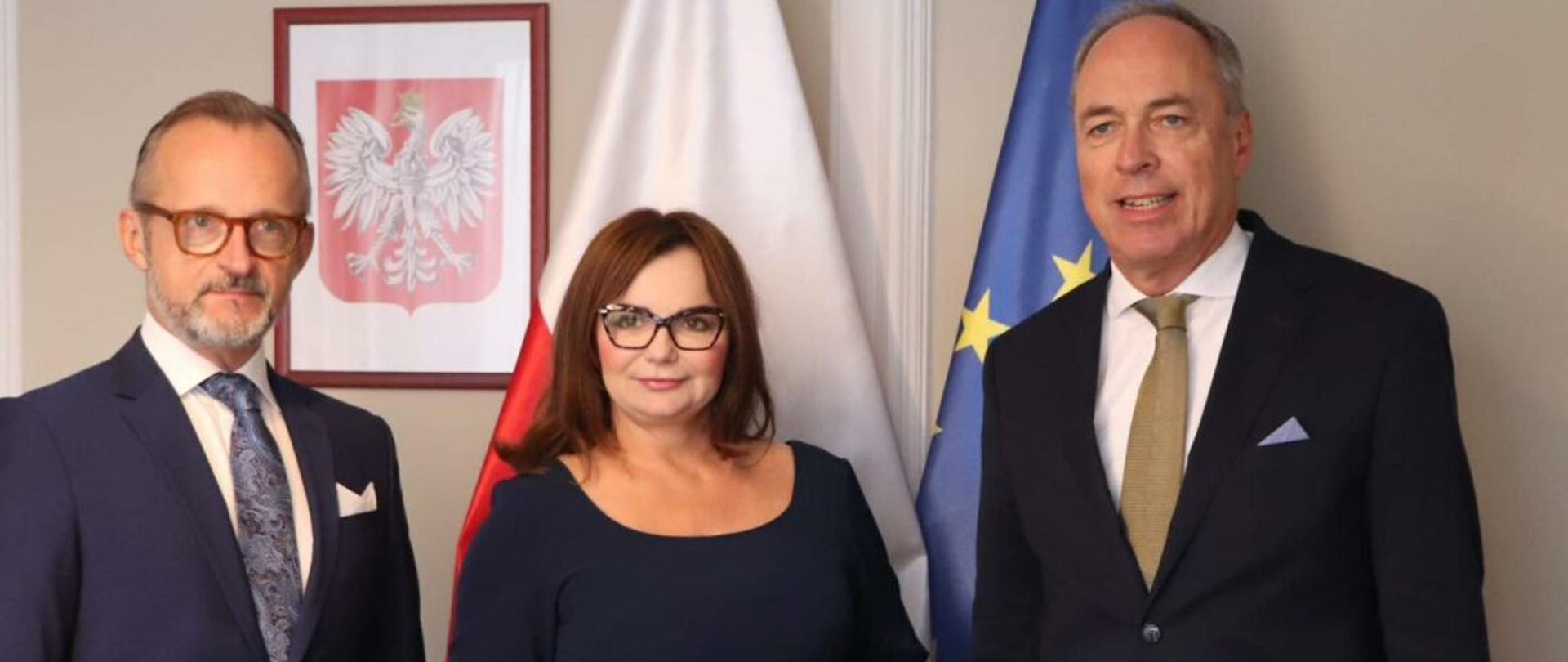 Wicewojewoda podkarpacki Jolanta Sawicka wraz z Ambasadorem Wielkiego Księstwa Luksemburga Paulem Schmitem, któremu towarzyszył Honorowy Konsul Wielkiego Księstwa Luksemburga w Krakowie Szymon Malecki