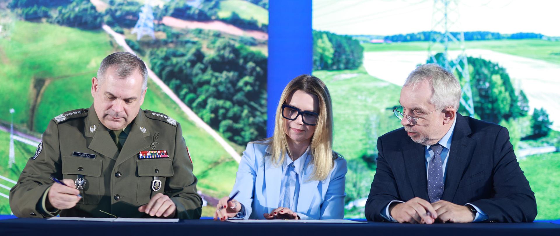 3 grudnia 2025 r. w siedzibie Polskich Sieci Elektroenergetycznych S.A. w Konstancinie-Jeziornie, Władysław Kosiniak-Kamysz wicepremier-minister obrony narodowej wziął udział w uroczystości podpisania porozumienia między Sztabem Generalnym Wojska Polskiego reprezentowanym przez gen. Wiesława Kukułę, a PSE. Fot. Krzysztof Niedziela/MON
