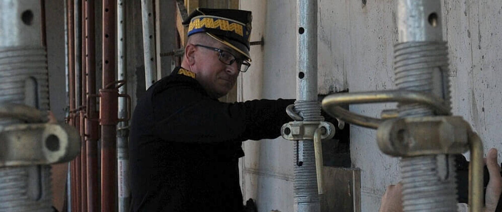 Na zdjęciu nadbryg. Krzysztof Hejduk zastępca komendanta głównego PSP na budowie nowej jednostki – wmurowuje akt erekcyjny