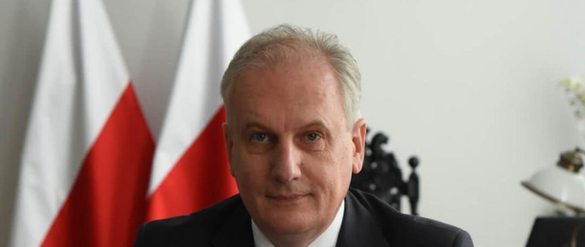 Na zdjęciu Wojewoda podpisuje umowy na zakup sprzętu dla Państwowej Straży Pożarnej.