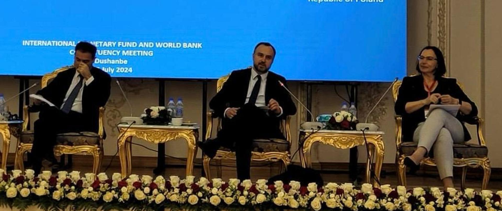 Minister Paweł Karbownik na scenie podczas spotkania Konstytuanty Międzynarodowego Funduszu Walutowego oraz Grupy Banku Światowego