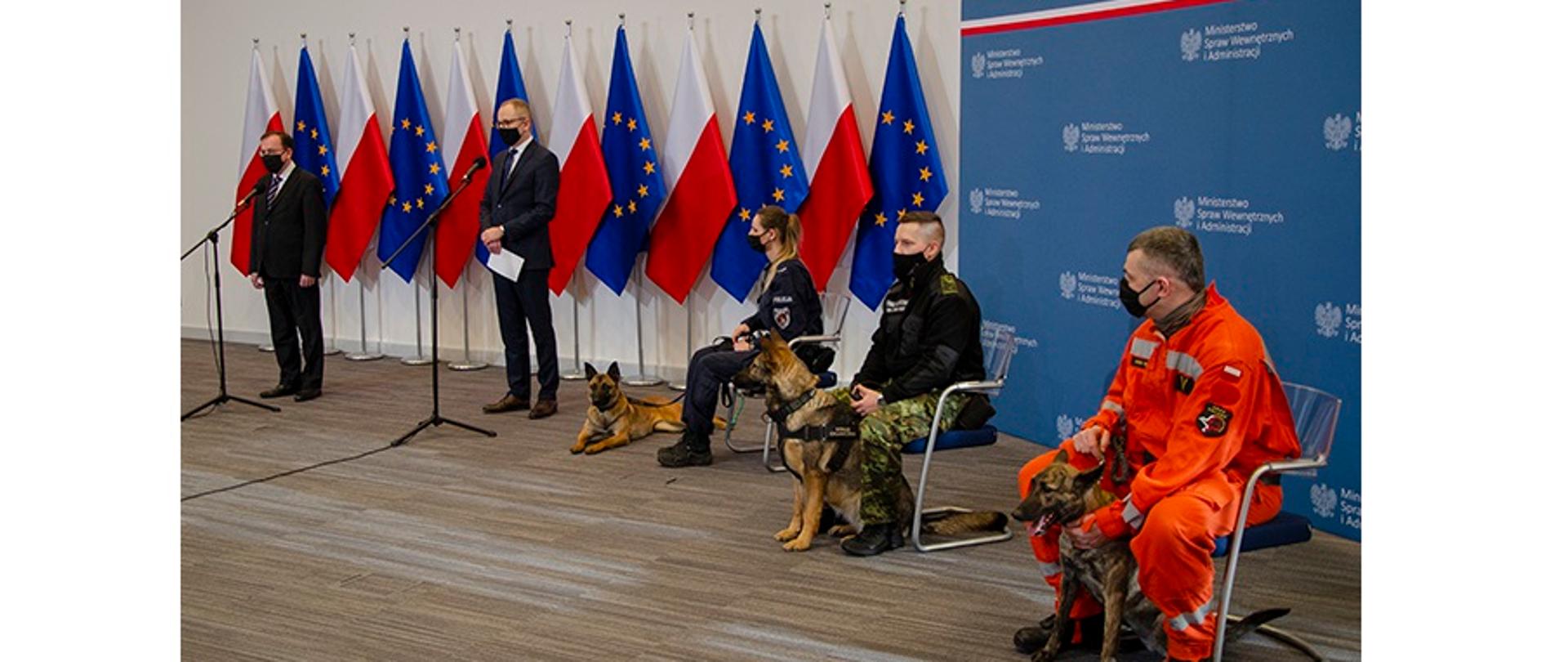 Konferencja prasowa ministra Mariusza Kamińskiego dotycząca uregulowania statusu zwierząt w służbach MSWiA. 