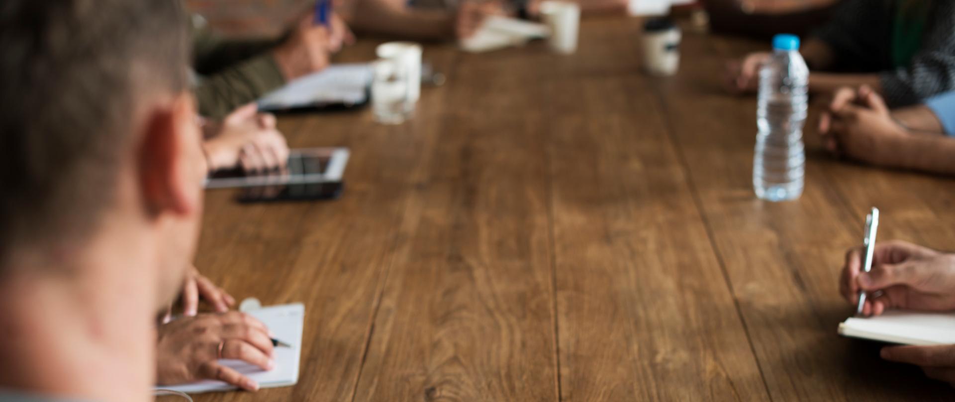 Ludzie biorący udział w szkoleniu