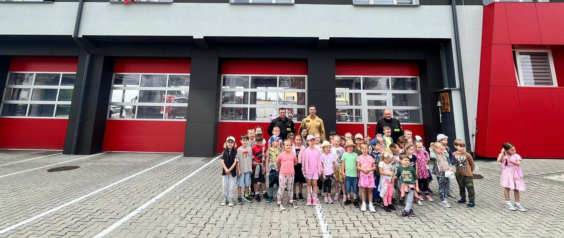 Zdjęcie, dzieci zwiedzają strażnicę.