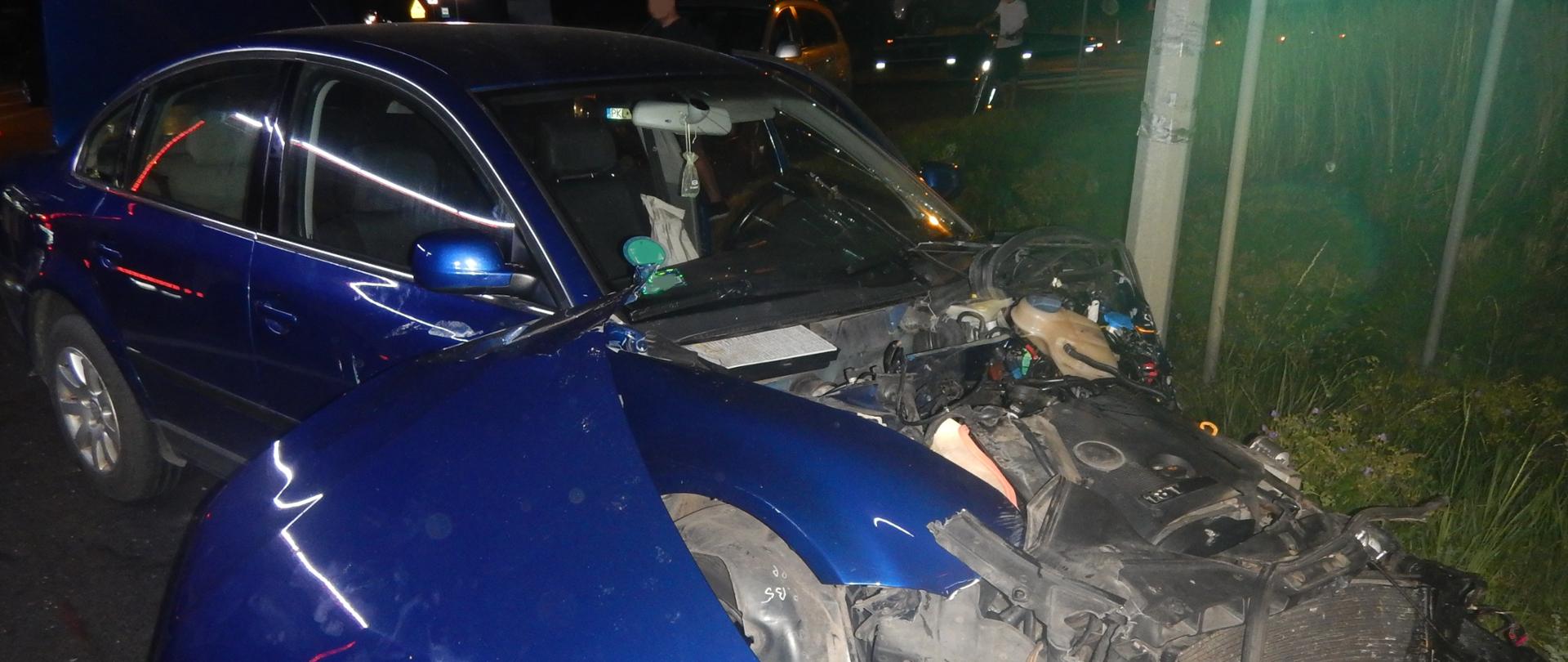 Uszkodzony samochód osobowy po wypadku