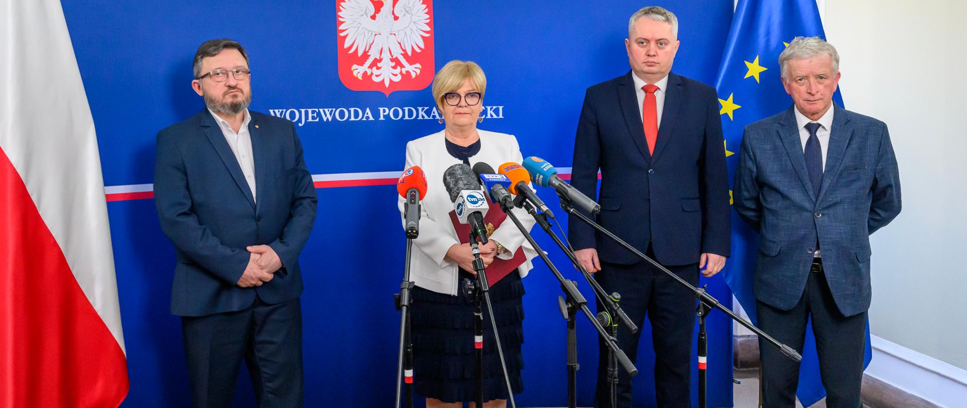 Zdjęcie przedstawia uczestników konferencji prasowej: podkarpackiego wojewódzkiego lekarza weterynarii Mirosława Welza, wojewodę podkarpackiego Teresę Kubas-Hul, II wicewojewodę podkarpackiego Tomasza Lorenca i dyrektora wydziału Bezpieczeństwa i Zarządzania Kryzysowego Józefa Gdańskiego.