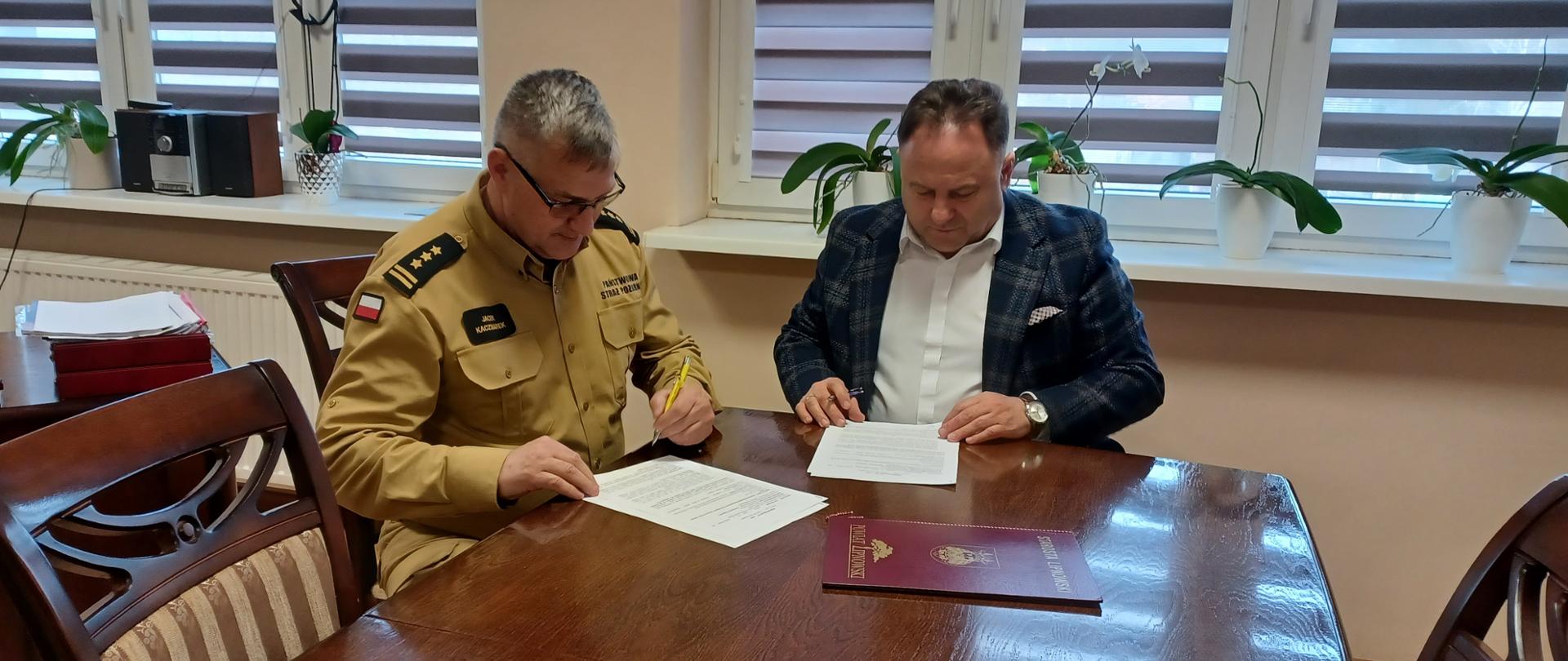 Na zdjęciu komendant wojewódzki PSP st. bryg. Jacek Kaczmarek i starosta lipnowski Krzysztof Baranowski podpisują porozumienie