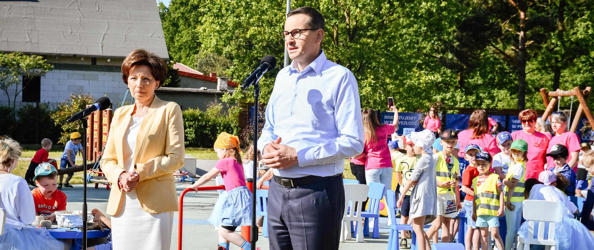 Na zdjęciu widać kobietę i mężczyznę