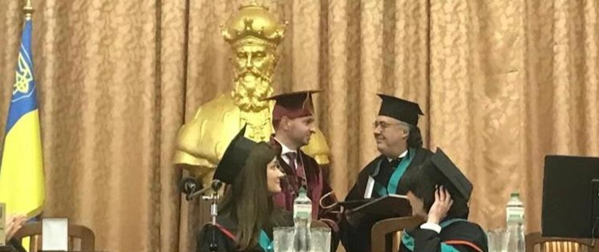 Rektor Lwowskiego Uniwersytetu Medycznego wręcza tytuł doktora honoris causa profesorowi Robertowi Rejdakowi