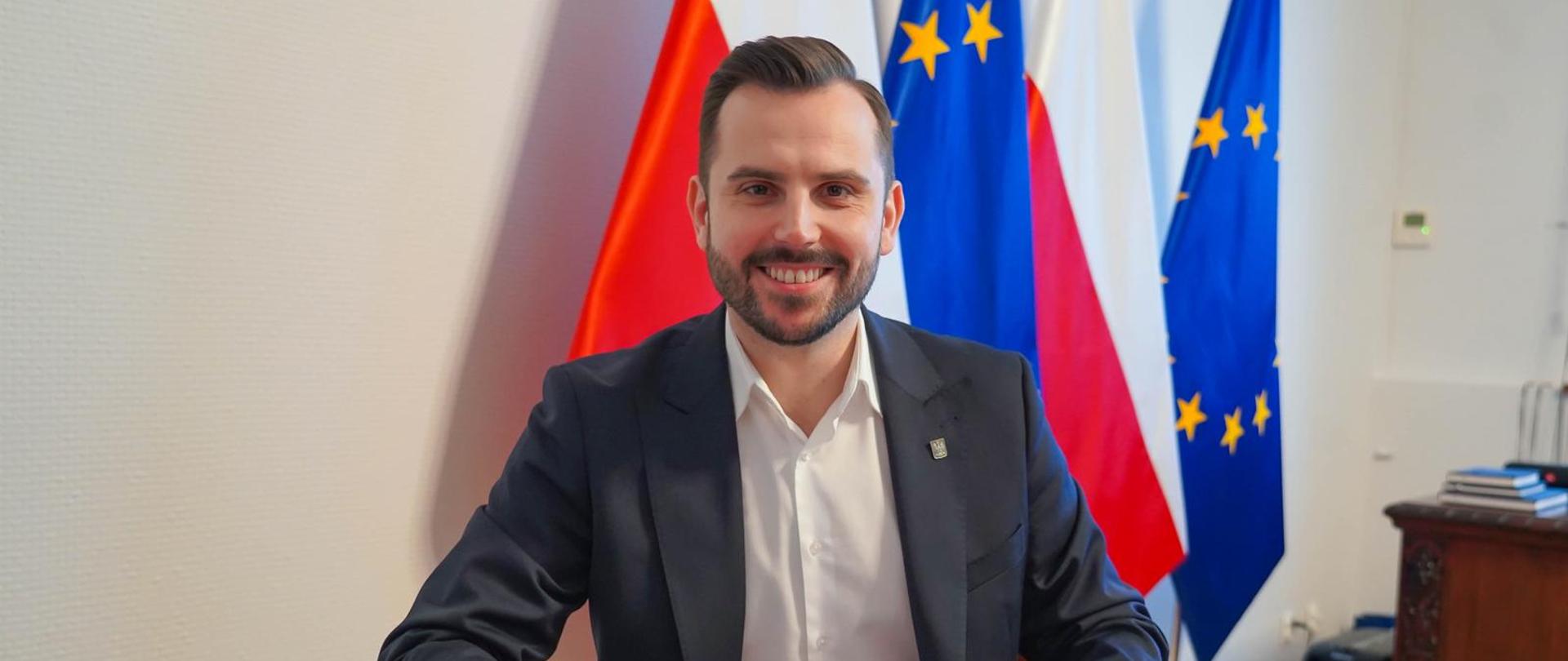 Umowę gwarantującą finansowanie procedur stażowych podpisał wicewojewoda zachodniopomorski Bartosz Brożyński.