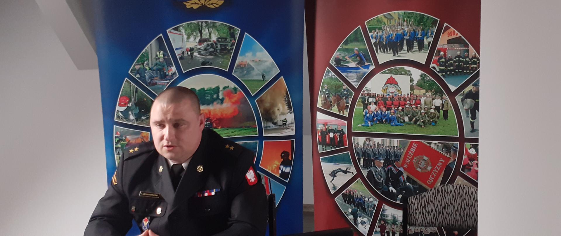 Komendant Powiatowy PSP w Złotowie podczas narady.