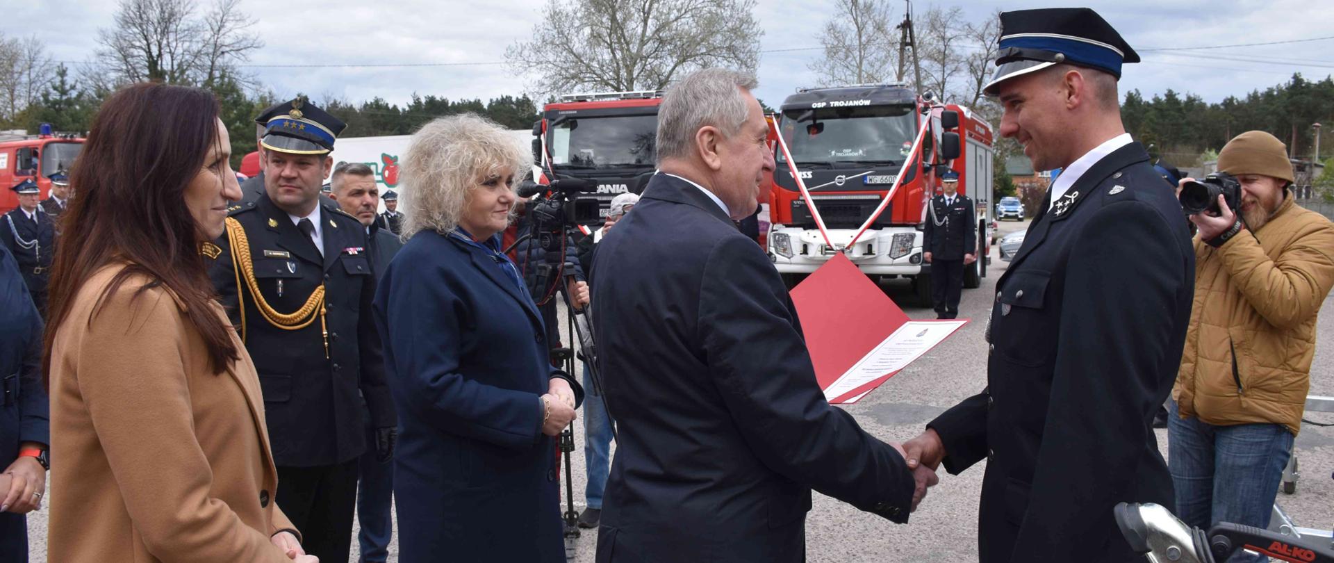 Uroczyste przekazanie pojazdów i sprzętu pożarniczego w powiecie garwolińskim
