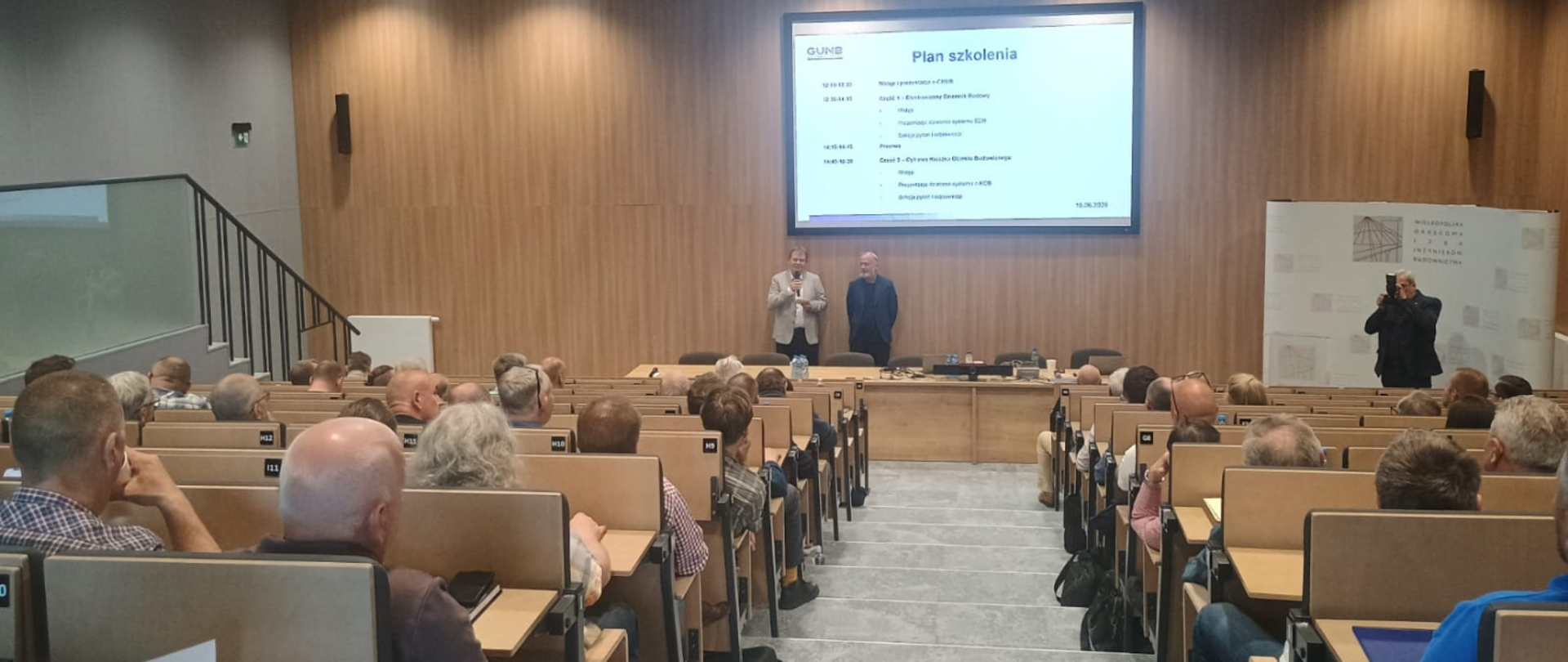 Na zdjęciu sala szkoleniowa – uczestnicy siedzą, słuchają prelegenta.