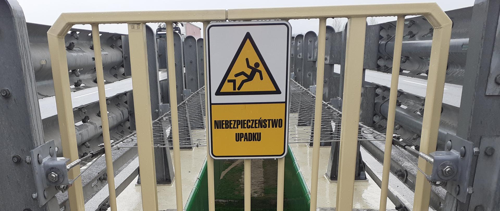 Obiekt inżynierski zabezpieczony siatką oraz tablica informacyjna