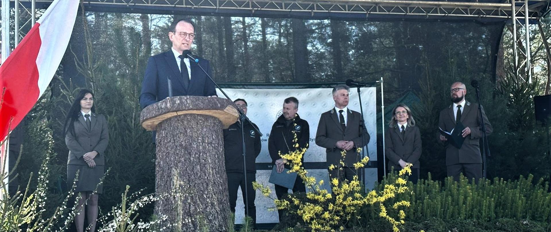 Wiceminister Edward Siarka podczas akcji sadzenia Lasu Pamięci Jana Pawła II na terenie RDLP w Olsztynie