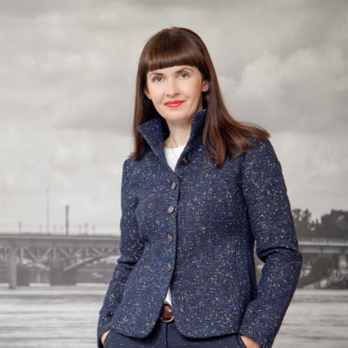 Kobieta w marynarce i ciemnych spodniach