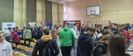 Na zdjęciu młodzież uczestnicząca w XIII Powiatowych Szkolnych Targach Edukacji i Pracy w Zespole Szkół im. St. Staszica w Gąbinie.