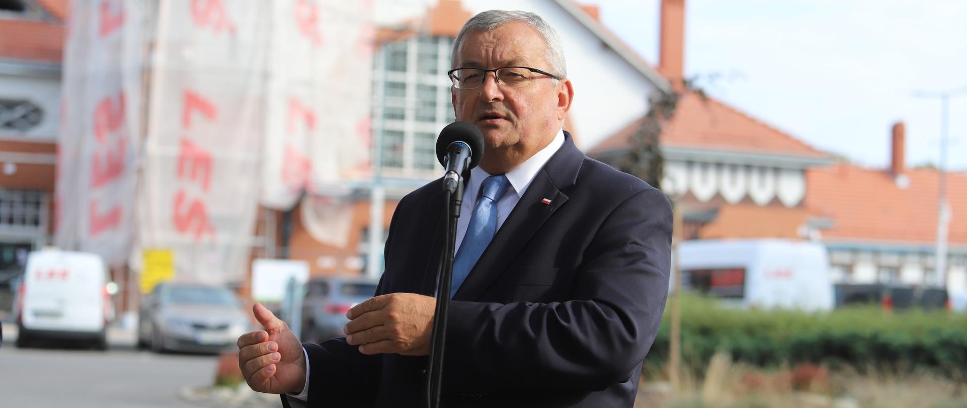 Minister infrastruktury Andrzej Adamczyk podczas konferencji prasowej w Kołobrzegu