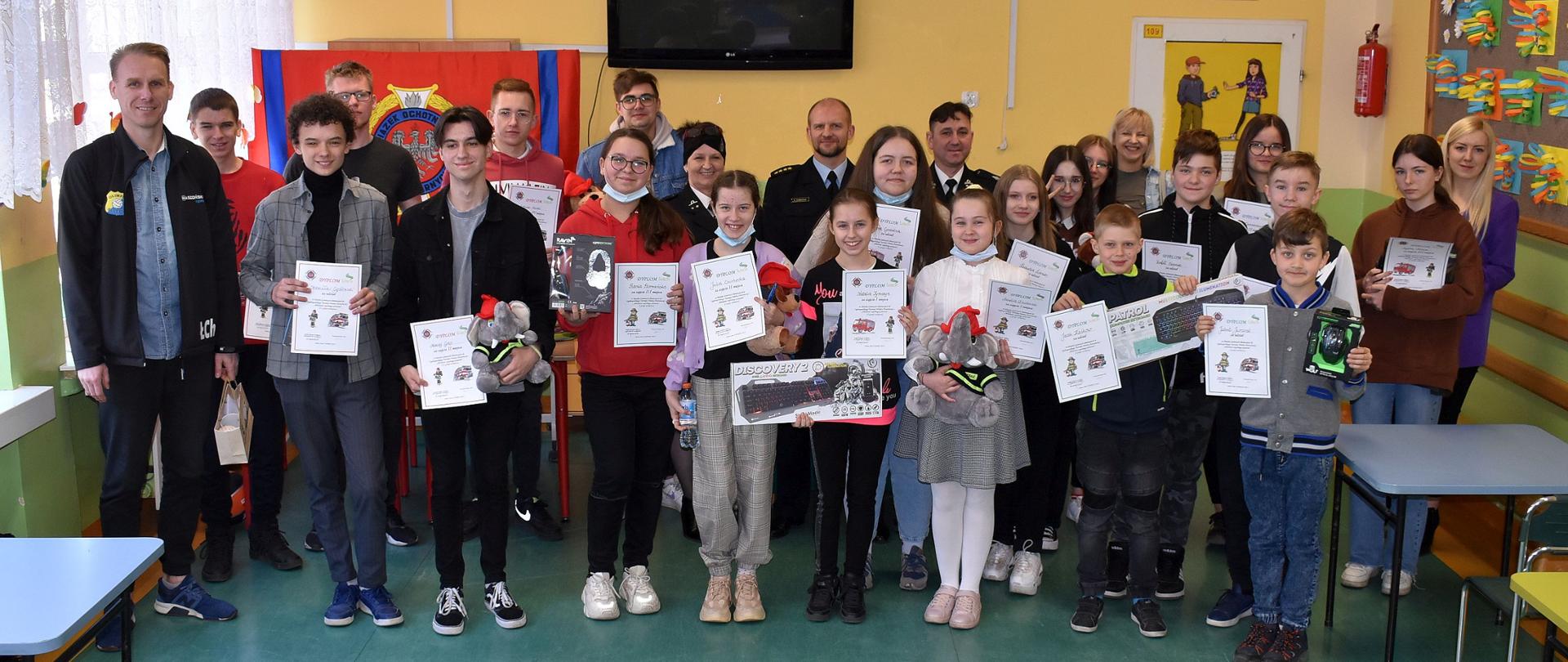 Na zdjęciu widać wszystkich uczestników turnieju z otrzymanymi dyplomami i nagrodami