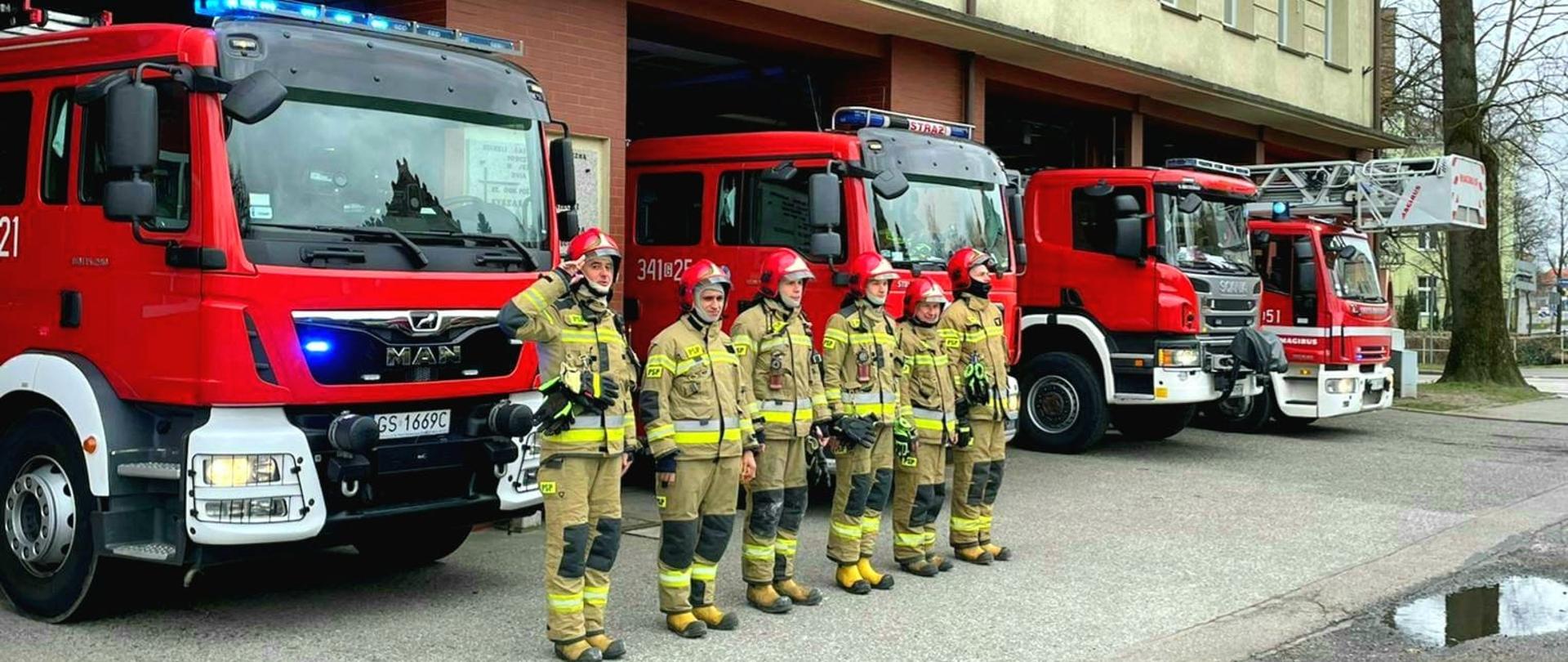 Zdjęcie przedstawia strażaków z Komendy Miejskiej PSP w Słupsku, którzy uczcili pamięć o katastrofie smoleńskiej. 