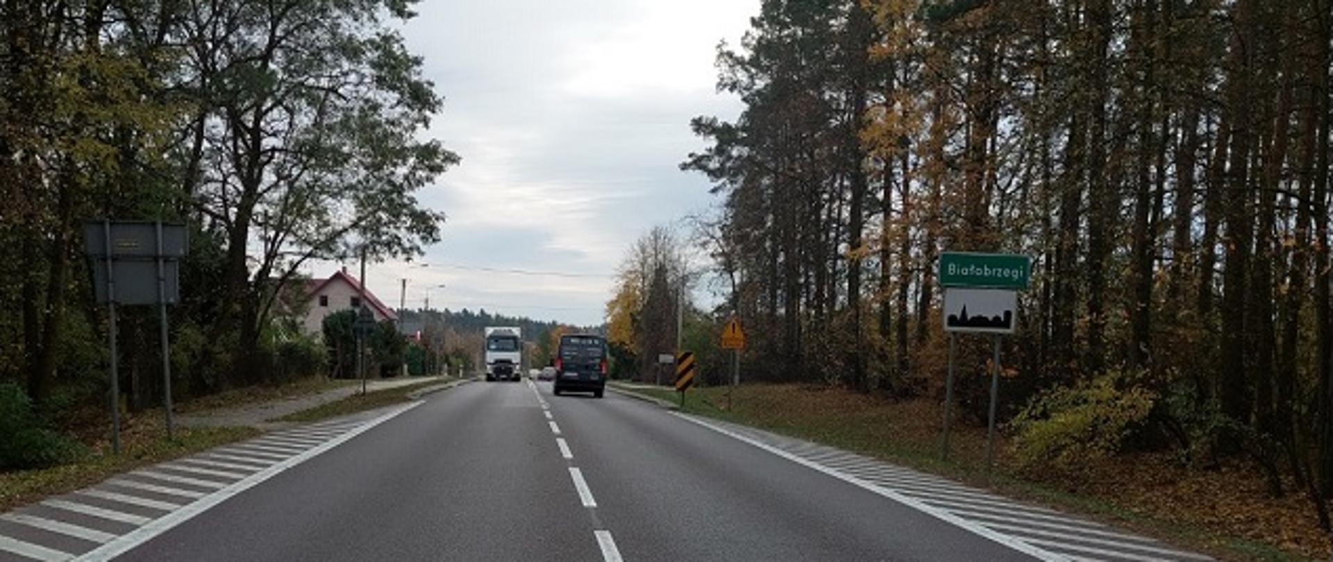 Asfaltowa jezdnia, w perspektywie auta jadące w obie strony